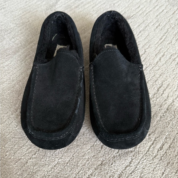 UGG Men’s Slippers - Picture 1 of 3